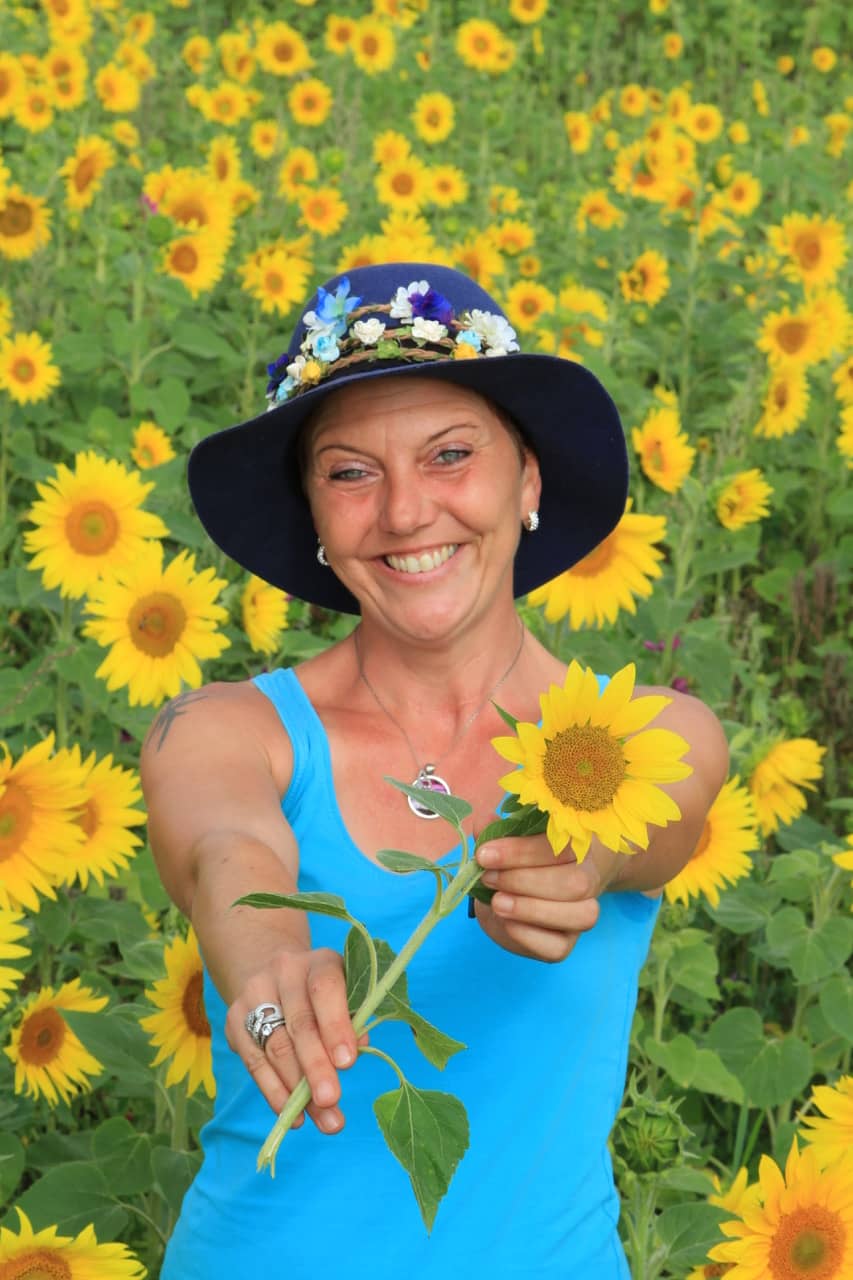 Pura Vida Frau im Sonnenblumenfeld